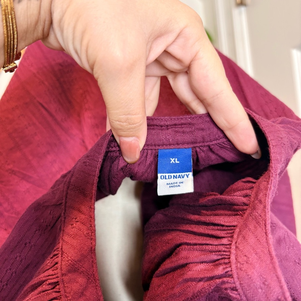 OLD NAVY Textured Dobby Top in Dark Mauve - Picture 9 of 9